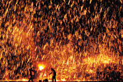 北京延庆：非物质文化遗产打铁花 长城脚下的“花火”
